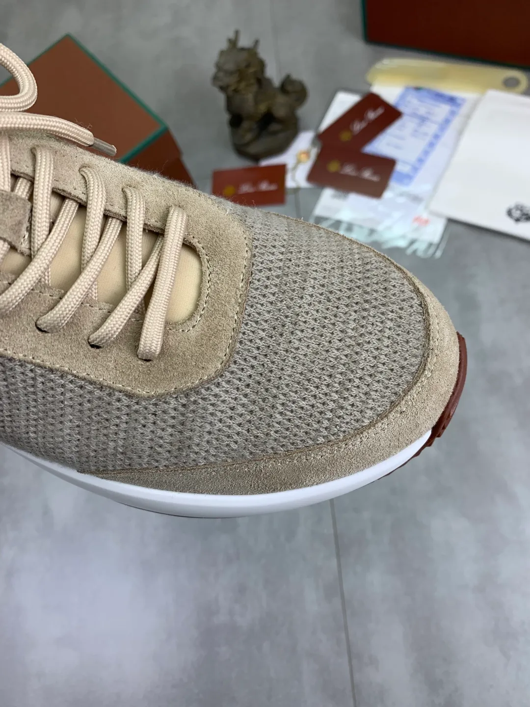 Men's men's shoes 💰P440 New model 💰 The latest casual shoes Loro Piana 💯 Top grade 💯 Buy the original copy 💯 Founded the existing Loro Piana company on April 24, 1924. It is now the sixth generation of family business, providing top quality products to customers who are discerning about taste and quality. Imported original fly woven fabric with cowhide fabric, plain calfskin lining. Hand-sewn thread with cowhide feet. Original packaging. High-end outsole. Size: 38-44 (customized for 45 and 46). 5️⃣ colors available.